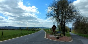 Gabelung vor Heppenbach mit schönem Wegkreuz